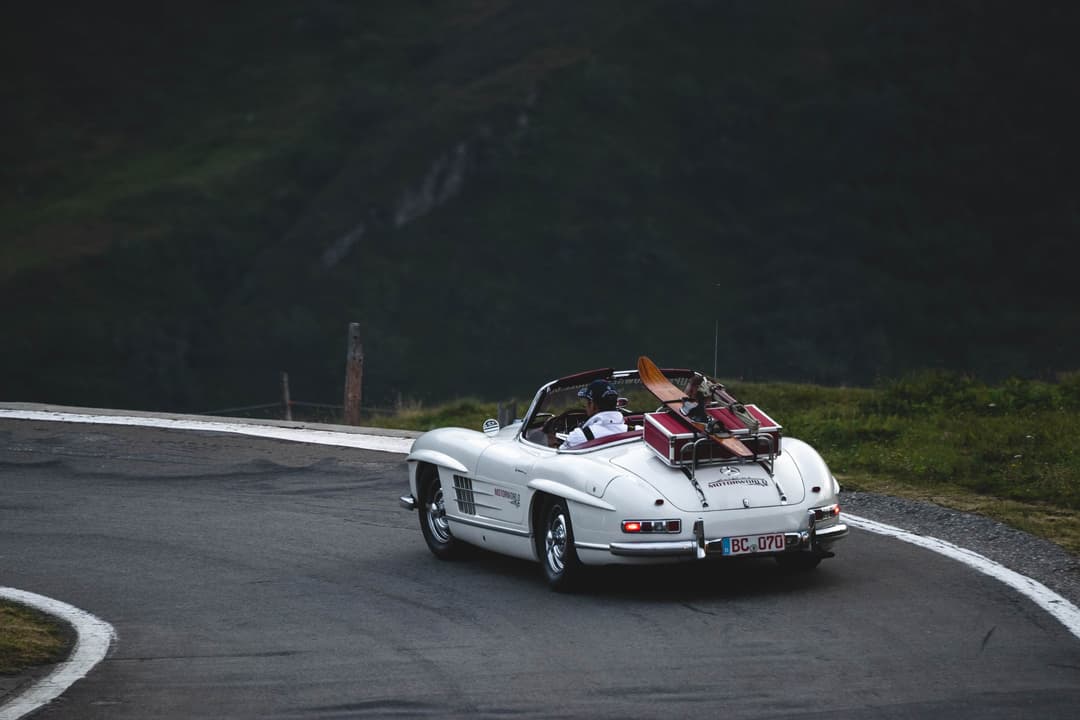 Mercedes 300 SL Roadster with ski